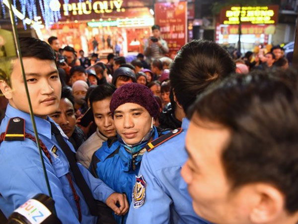 Khách nườm nượp ngày Thần Tài, nhà vàng giữ nguyên giá