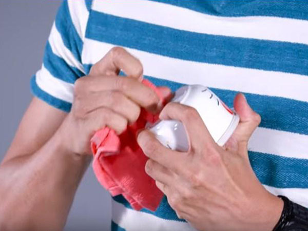 Mẹo bóc tem giá trên đồ dùng gia đình trong nháy mắt mà ít người biết