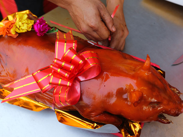 Người Sài Gòn chi tiền triệu mua heo quay nguyên con cúng Thần Tài