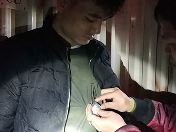 2 người đàn ông ngụy trang ma túy đá và heroin trong bao thuốc lá