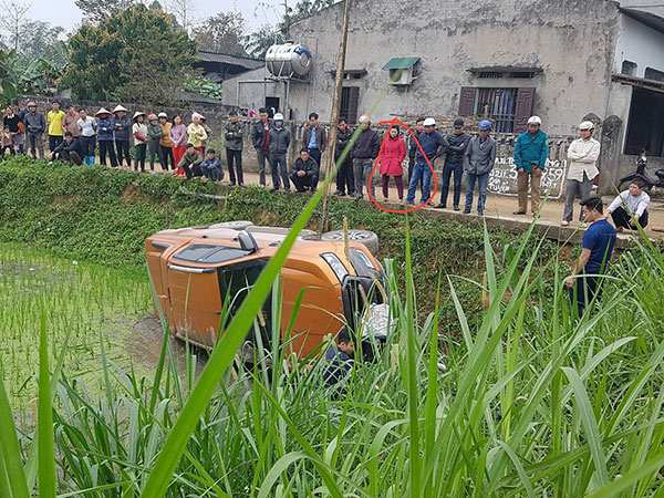 Chồng cho vợ tập lái xe trên đường làng và pha hạ cánh phũ phàng xuống ruộng
