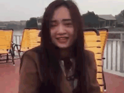 Cười vỡ bụng với cô gái trẻ gào khóc vật vã không cho bạn thân đi lấy chồng vì cả lũ 'chơi chưa đã'