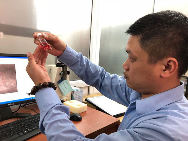 Ghép giác mạc của bé 7 tuổi cho 2 người