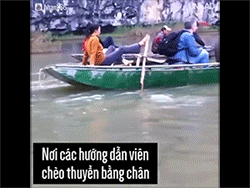 Người lái đò Việt Nam 'vang danh'' trên báo nước ngoài với kỹ nghệ chèo thuyền bằng chân vô cùng ấn tượng