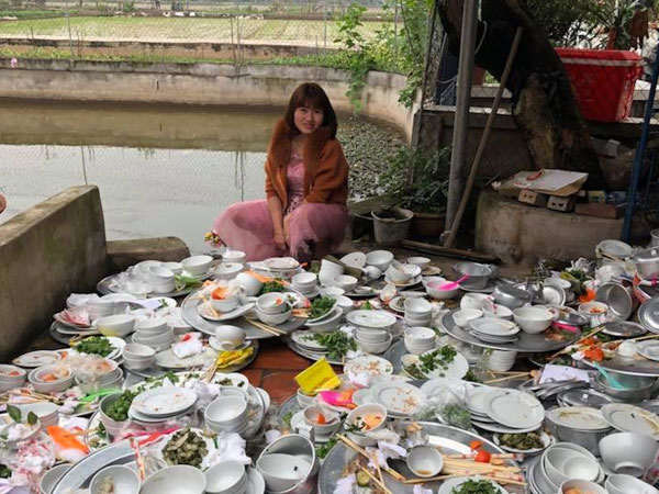 Nhìn núi bát đũa mà nàng dâu trưởng độc đinh 5 đời phải rửa khiến ai cũng choáng váng