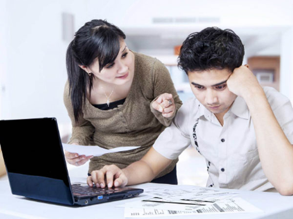 Những anh chồng học cao vẫn bị vợ 'dìm' vì lương thấp