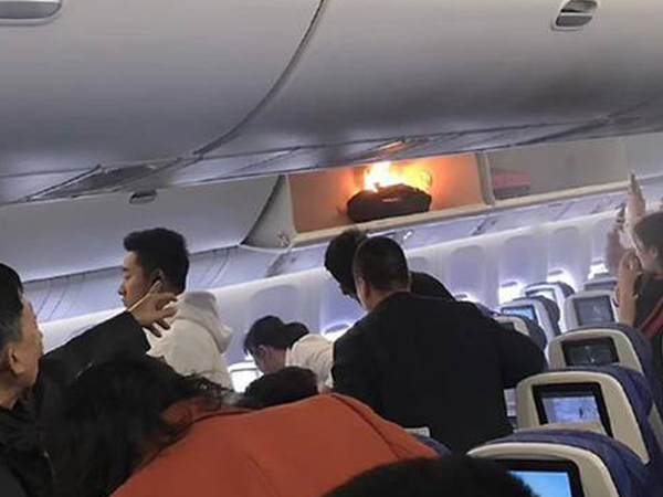 Sạc dự phòng bốc cháy, hành khách tháo chạy khỏi máy bay Trung Quốc