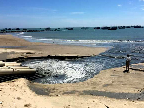 Tạm ngưng dự án xả nước đen ngòm ra biển Bình Thuận