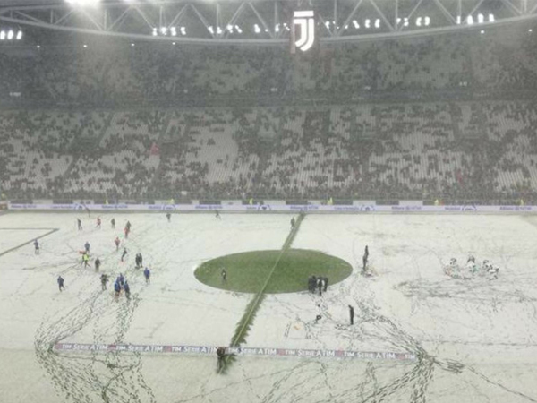 Trận của Juventus bị hoãn vì tuyết phủ trắng
