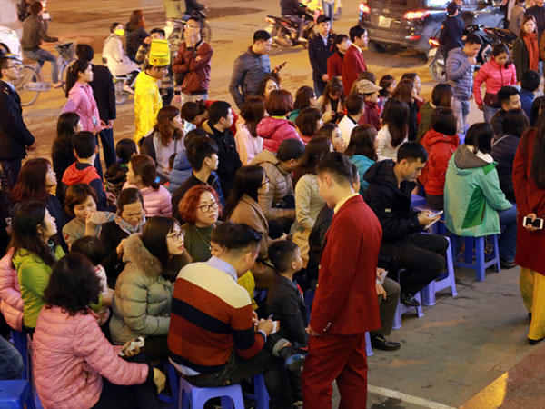 Xếp hàng đến đêm chờ mua vàng ngày Thần Tài