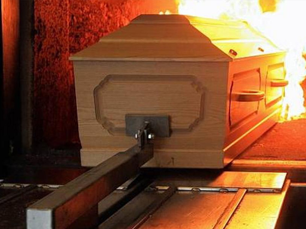 Ba năm sau khi hỏa táng, gia đình phát hiện thi thể người thân vẫn ở trong nhà tang lễ