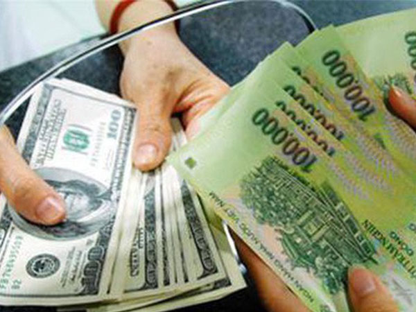 Bị bắt tại ngân hàng khi đổi 1000 tờ USD