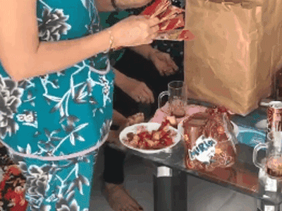 Có ơn trả ơn, Ngọc Trinh nhờ mẹ kế phát tiền cho họ hàng, anh em