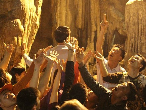 Đua nhau ngửa cổ, giơ tay hứng ‘nước thánh’ chùa Hương