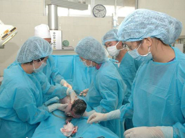 Hà Nội: Người phụ nữ 60 tuổi lập kỷ lục khi lần đầu sinh con nặng 2,6kg