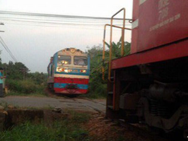 Hai tàu hỏa suýt tông nhau ở ga Dầu Giây