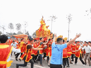 Hàng ngàn người chen chân xem rước 'vua sống' tung tiền phát lộc