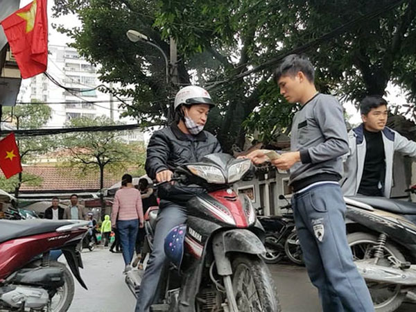 Loạn 'chặt chém' tiền gửi xe sau Tết