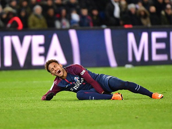 Neymar bị gãy xương bàn chân, hết hy vọng đấu Real