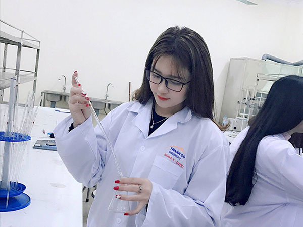 Nữ sinh ngành Y Dược gặp 'sóng gió' khi khoe ảnh lần đầu thực hành ở phòng thí nghiệm