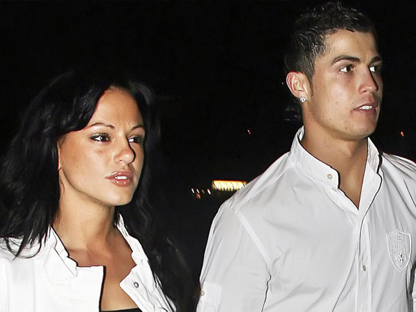 Ronaldo bị phơi bày chuyện chăn gối giữa tin đồn đồng tính