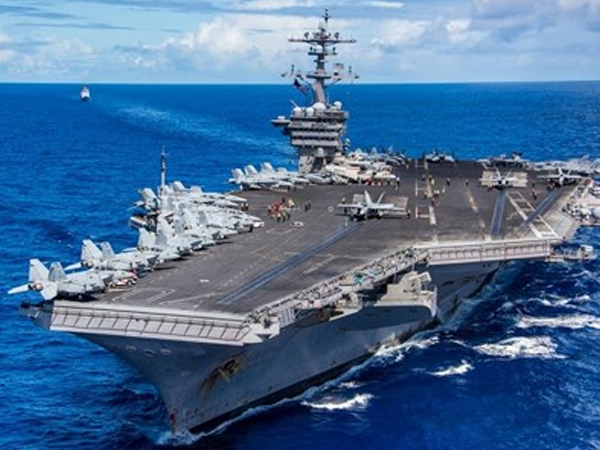 Tranh cãi việc tàu sân bay Mỹ USS Carl Vinson vào Biển Đông