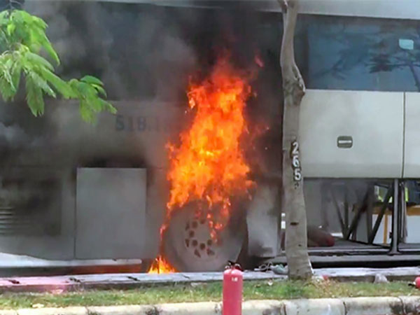 Video: Ôtô chở hơn chục khách cháy ngùn ngụt trên đại lộ ở Sài Gòn