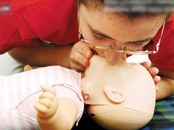 Bác sĩ khoa Nhi bày cách sơ cứu sặc sữa ở trẻ sơ sinh mẹ nào cũng cần biết