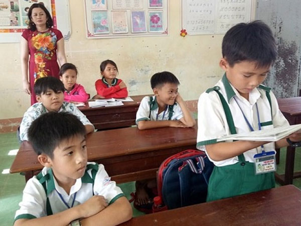 Bộ trưởng Giáo dục khen thưởng học sinh trả hơn 40 triệu đồng nhặt được