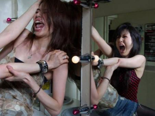 Chỉ vì lỡ tay like ảnh bạn nam, cô gái bị 'Thánh ghen' dằn mặt, chửi không tiếc lời