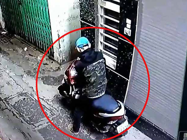 Trộm vào ngõ phố bẻ khóa 'cuỗm' xe máy nhanh như chớp