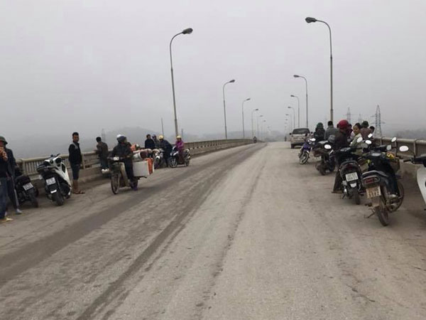 Đang trên đường đi học, nam sinh lớp 12 để lại cặp sách và xe máy rồi bất ngờ nhảy cầu tự tử
