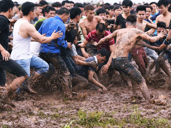 Hàng trăm thanh niên trai tráng lao vào giằng xé, giẫm đạp lên nhau để Cướp phết Hiền Quan lấy may