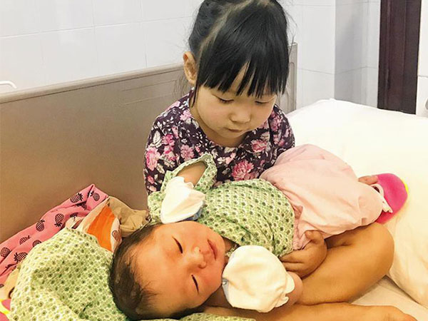 Nhật ký đưa vợ đi đẻ cười ra nước mắt của ông bố trẻ, tập 1 mất dép, tập 2 bị chôm cặp lồng