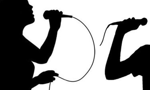 Cầm 3 con dao sang đâm gục hàng xóm vì hát karaoke quá to