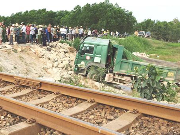 Ôtô tải bị tàu hỏa húc văng xuống ruộng, tài xế tử vong