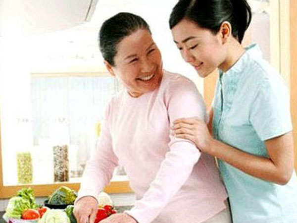 Thương mẹ chồng như mẹ đẻ, chị em bên chồng nói tôi giả tạo