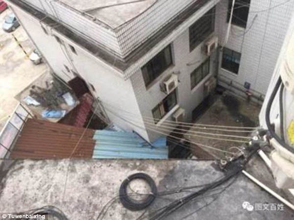 TQ: Mẹ ném con từ tầng 3 xuống đất khi cãi nhau với chồng