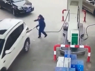 Video: Lái xe khi chưa kịp rút vòi bơm, nữ tài xế kéo đổ cả cây xăng