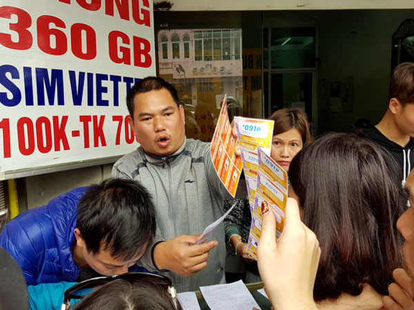 Video: Người dân chi chục triệu nạp thẻ trước hạn cấm khuyến mại 50%