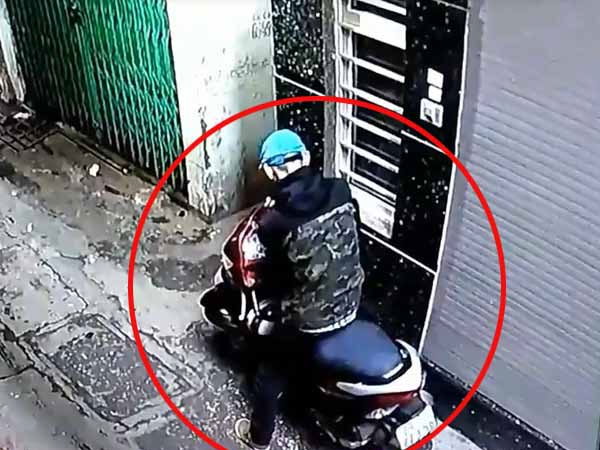 Video: Trộm vào ngõ phố bẻ khóa 'cuỗm' xe máy nhanh như chớp