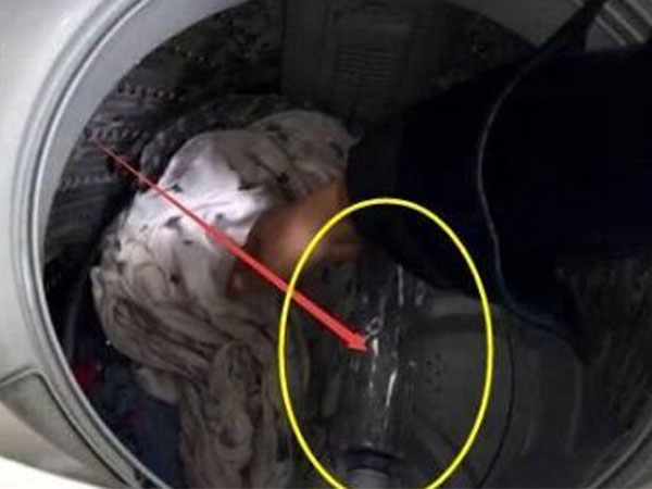 Cho 2 chai nước khoáng vào trong máy giặt để giặt quần áo, điều kỳ diệu sẽ xảy ra