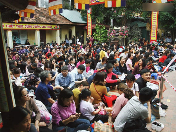 Chùa Phúc Khánh tổ chức lễ cầu an lớn nhất năm, hàng ngàn người dân Hà Nội mang cả đồ ăn đến nhận chỗ từ 11h trưa