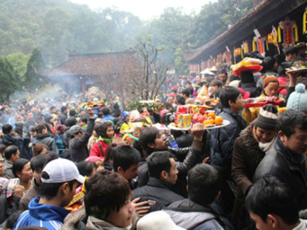 Cơ quan 100 người đi lễ đầu năm: 5 ngày chưa thuê được ô tô