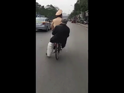 CSGT đạp xe chở cụ già bị lẫn đi tìm nhà 'đốn tim' cộng đồng mạng