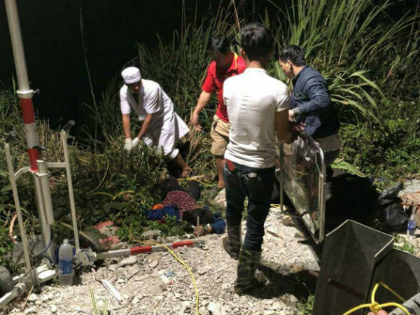 Người bị thương nằm la liệt ở hiện trường xe khách rơi xuống vực sâu 70m đèo Lò Xo