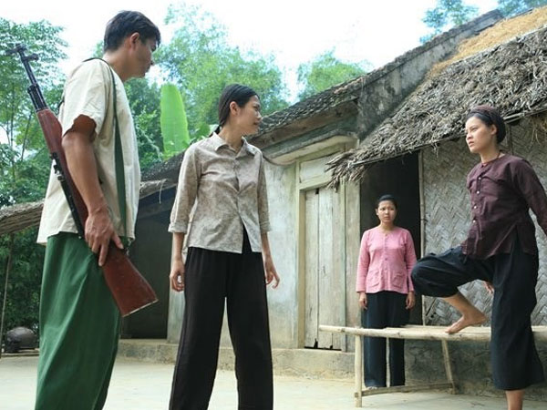 Phim Thương nhớ ở ai: Từ ồn ào trang phục không nội y đến việc diễn viên nữ đánh chửi nhau