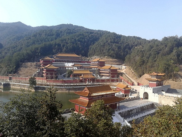 Trường sở như hoàng cung, giảng dạy như thiết triều