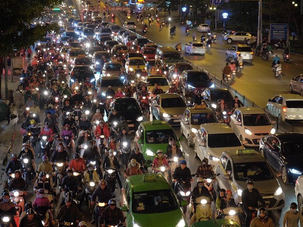 Ùn tắc nghiêm trọng khu vực đường Tây Sơn do hàng nghìn người tràn ra đường dự lễ cầu an ở chùa Phúc Khánh