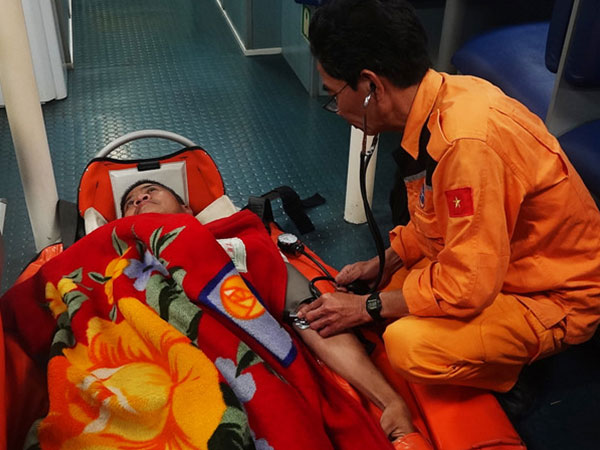 Vượt biển trong đêm cứu thuyền viên người nước ngoài gặp nạn